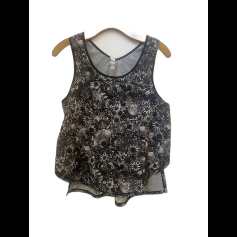LULULEMOM BLACK FLORAL TANK TOP SIZE 8 (L11)